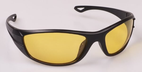 Photochromic polarized eyewear