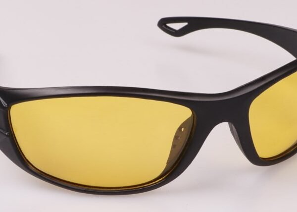 Photochromic polarized eyewear