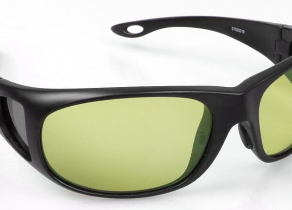 Photochromic polarized eyewear