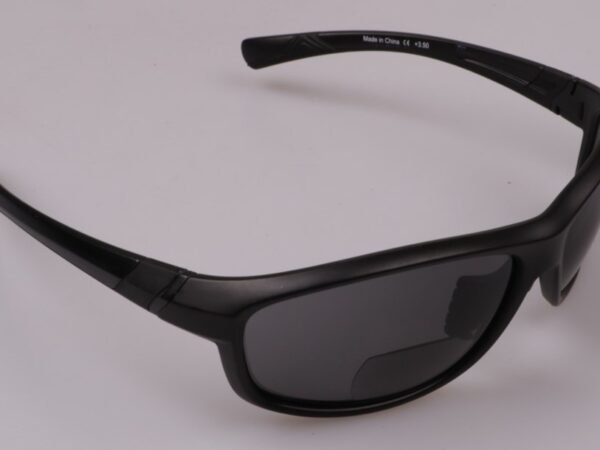 Fishing sunglasses with magnifier